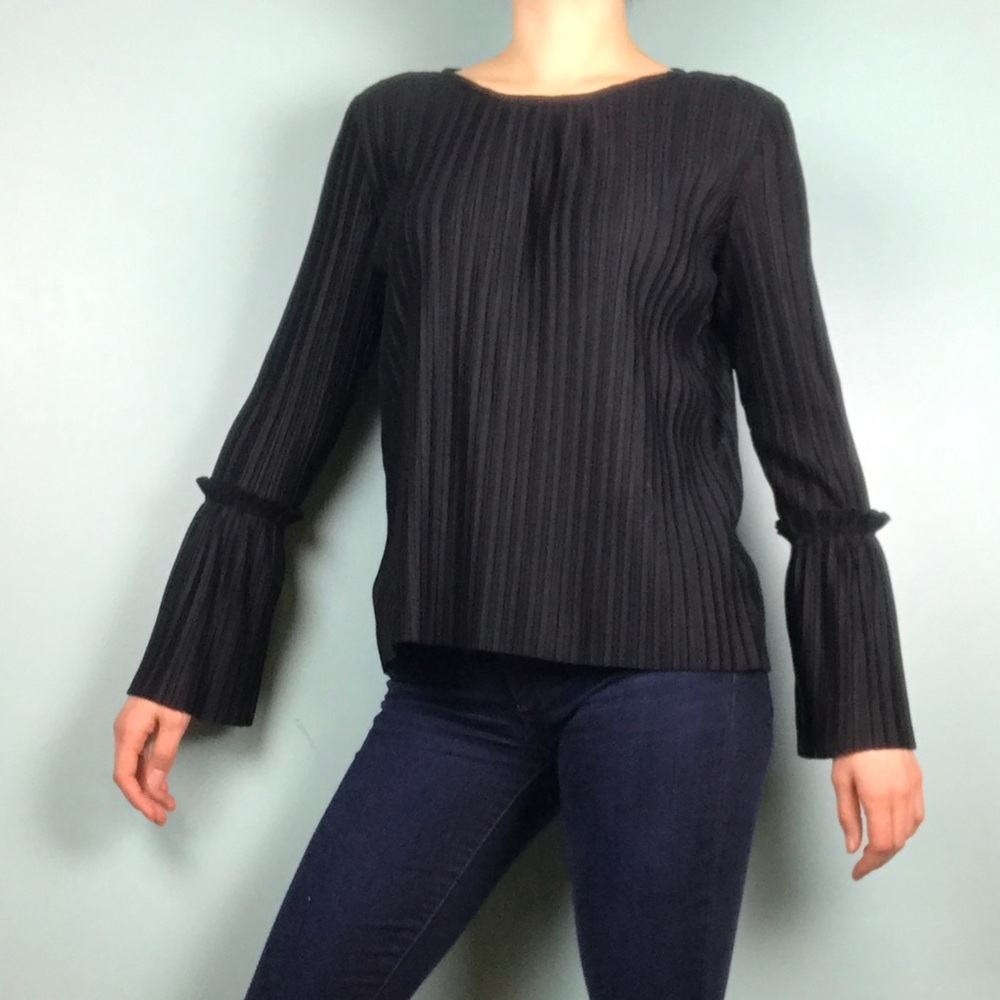SOLD ✨ Bell Sleeve Blouse - Picture 1 of 4